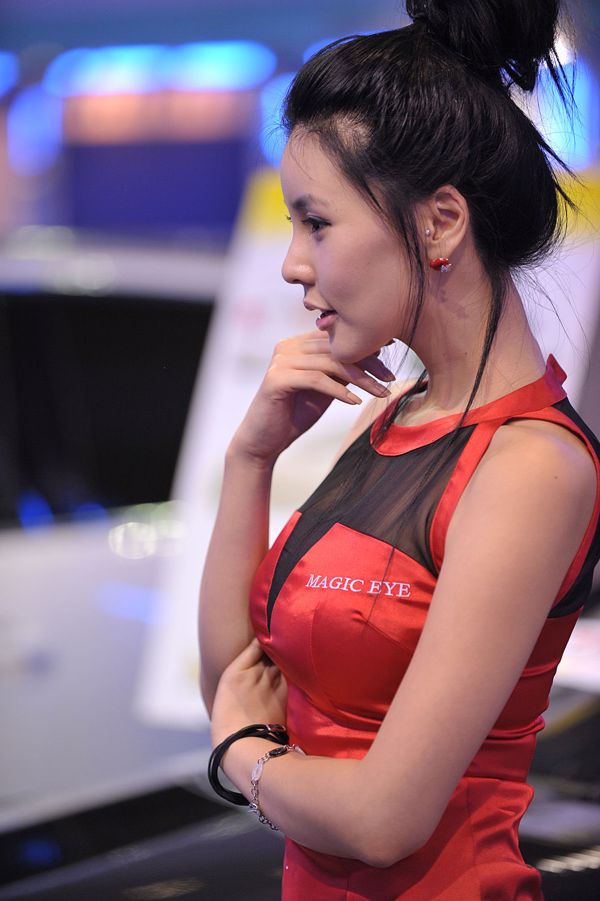 Ли Чжию "Модель автомобиля в красном платье" Коллекция изображений